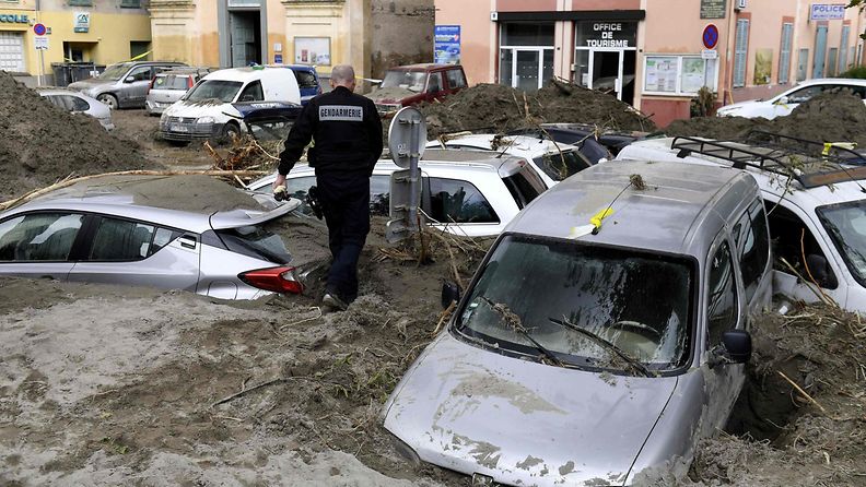 LEHTIKUVA Syysmyrsky on tehnyt Ranskassa laajaa tuhoa.