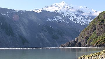 Vuoren rinteen liikkuminen ja halkeilu Barry Armissa Alaskassa huolestuttaa tutkijoita.