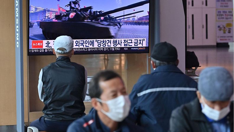 lehtikuva pohjois-korean sotilasparaati ja maskit