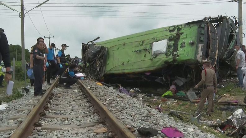REUTERS 17 kuoli junan ja bussin törmäyksessä Thaimaassa