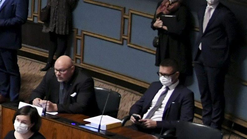 Ano Turtiainen istui keskiviikkona ilman maskia koronaviruksen saaneen Tom Pakalénin vieressä eduskunnassa.