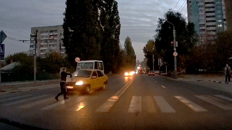 Auto sai väistettyä juuri ennen kuin olisi törmännyt suojatiellä naiseen – millimetrien päässä ollut vakava onnettomuus tallentui videolle Venäjällä