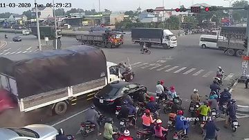 Järkyttävä kolari Vietnamissa: Kuorma-auto törmää karmaisevin seurauksin liikennevaloissa odottavien ihmisten päälle