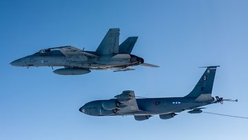 Ilmavoimat F A-18 Hornet ja KC-135 Stratotanker