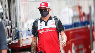 Kimi Räikkönen kuvattuna Monacon varikolla 2021