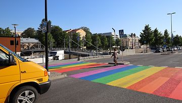 Turun kaupunkiin maalattiin sateenkaarivärein suojatie.
