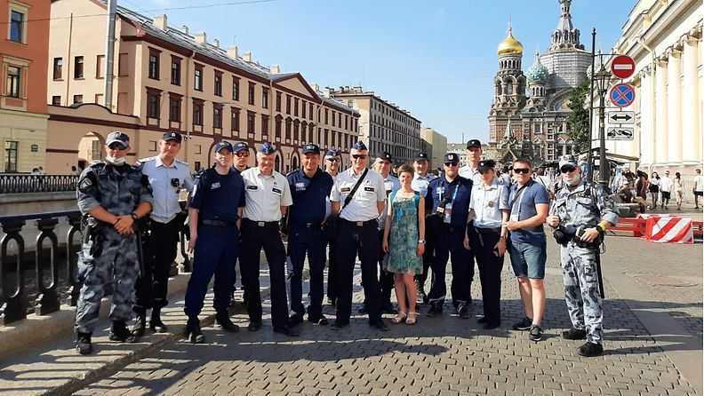 Suomalaiset poliisit fanien mukana Pietarissa – tällainen oli fanien käytös poliisin silmin (1)