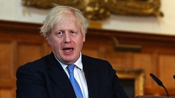 Boris Johnson aikoo luopua Englannin koronarajoituksista.
