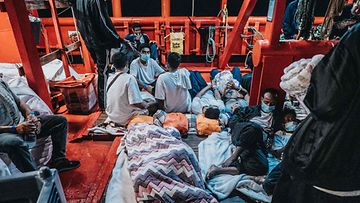 Välimereltä pelastettuja siirtolaisia.