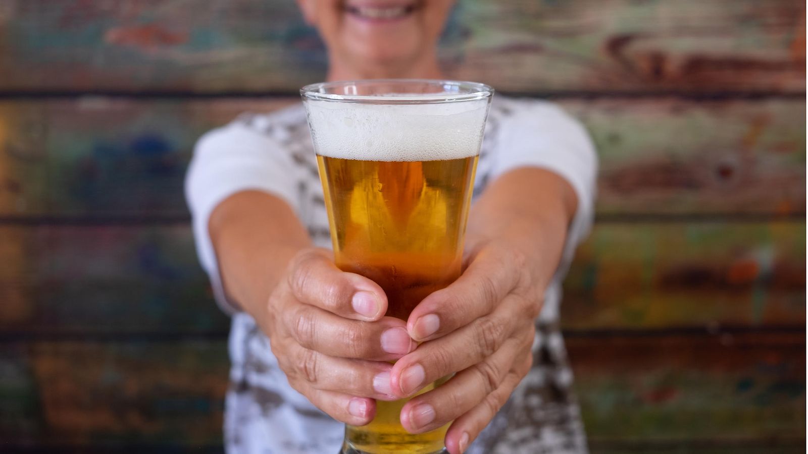 Nainen juo olutta