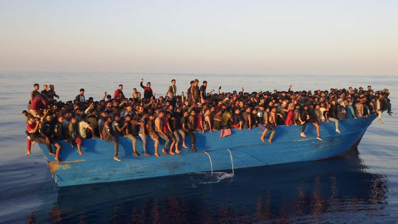 Siirtolaisia veneessä Välimerellä