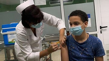 LK 16.9.2021 Brian Alejandro Gascon, 13, saa Soberana Plus -kuubalaisrokotteen Havanassa osana lasten rokottamiseen liittyvää tutkimusta.