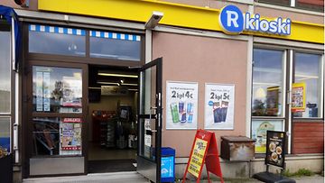 Marikadun R-kioski Kristiinankaupungissa. Täällä pelattiin Suomeen 24.9. tullut 22,2 miljoonan euron Eurojackpot-päävoitto.