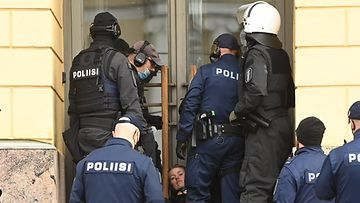 Elokapinan mielenosoittajia ja poliiseja Valtioneuvoston linnan edustalla.