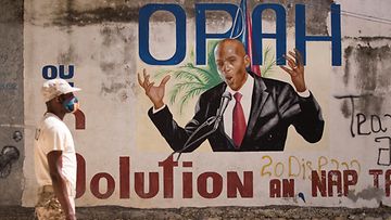 Haitin salamurhattu presidentti Jovenel Moise seinään maalattuna.