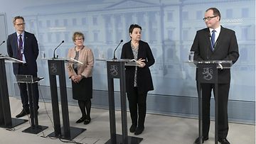 Petri Peltonen (vas.), Nina Vaskunlahti, Kirsi Varhila ja Tomi Lounema tiedostustilaisuudessa 8. huhtikuuta 2020.