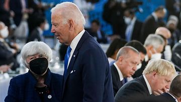 Yhdysvaltojen presidentti Joe Biden (kuvassa etualalla oikealla) ja Yhdysvaltojen valtiovarainministeri Janet Yellen keskustelivat G20-kokouksessa Roomassa 30. lokakuuta 2021.