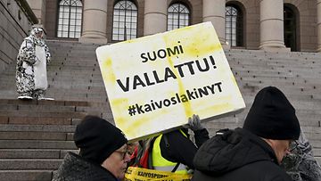 LK 21.11.2021 Kaivoskriittiset kansanliikkeet osoittivat mieltään muun muassa kaivostoiminnan aiheuttamista ympäristövahingoista Eduskuntatalon portailla Helsingissä 11. marraskuuta 2021.