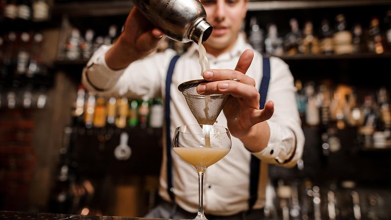 baarimikko baarimestari valmistaa cocktailia baarissa