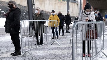 Ihmisiä jonotti koronarokotukseen Helsingin Messukeskuksella maaliskuussa 2021.