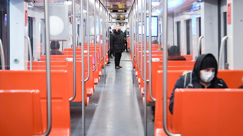 Matkustajia kasvomaskit kasvoillaan metrossa Helsingissä maaliskuussa 2021.