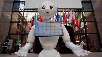 Robotti toivottaa väen tervetulleeksi Euroopan neuvoston päämajaan Brysselissä Belgiassa marraskuussa 2021.