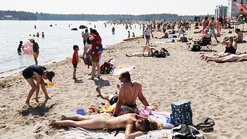 Ihmisiä rannalla Helsingissä