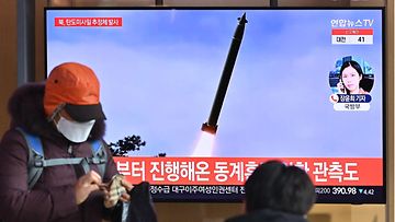 Tv-lähetys Pohjois-Korean ohjuskokeesta.