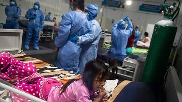 Sairaalassa hoidettiin koronaan sairastuneita vanhempia ja heidän lapsiaan Sullanassa, Perussa, lokakuussa 2021.