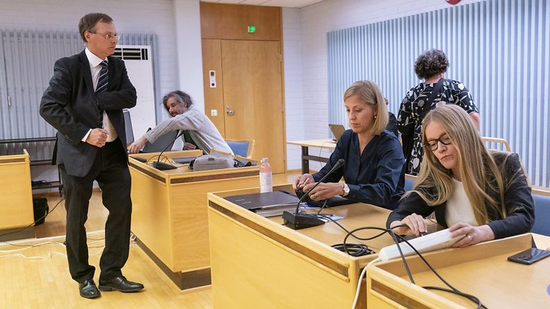 Junes Lokka, toimittaja Johanna Vehkoo ja hänen asianajaja Martina Kronström valmistautuvat istuntoon Rovaniemen hovioikeudessa