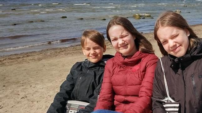 Tallinnassa koulua käyvät Aarni, 10, Erin, 14, Aura, 13, ovat tehneet koronatestejä jo syyslukukaudella.