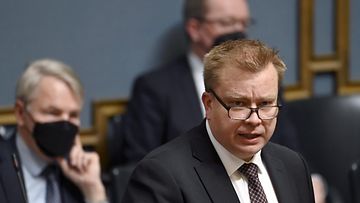 LK 23022022 Puolustusministeri Antti Kaikkonen puhui eduskunnan täysistunnossa Helsingissä 23. helmikuuta 2022, kun istunnossa käytiin keskustelu pääministerin ilmoituksesta ulko- ja turvallisuuspoliittisesta tilanteesta.