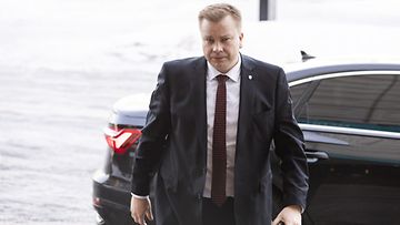 LK 5.3.2022 Puolustusministeri Antti Kaikkonen saapui Ylen Ykkösaamu -ohjelman vieraaksi Helsingissä 5. maaliskuuta 2022.