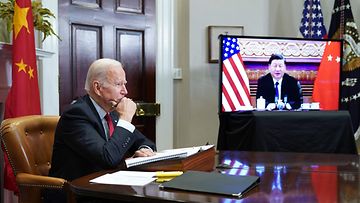 Presidentit Joe Biden ja Xi Jinping keskustelevat videoyhteyden välityksellä marraskuussa 2021.