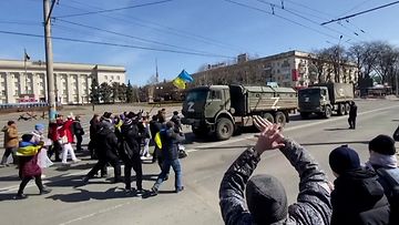 Hersonkin kaupungin asukkaat pakottivat venäläisten sotilasajoneuvoja perääntymään sunnuntaina 20. maaliskuuta.
