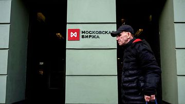 Mies kävelee Moskovan pörssin ohi.