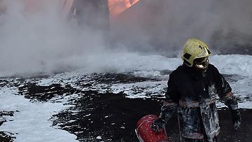 LK 28032022 Palomies sammutti 27. maaliskuuta 2022 tapahtuneen pommituksen seurauksena polttoaineen varastointipaikalla Lutskissa, Luoteis-Ukrainassa syttynyttä tulipaloa.