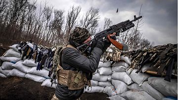 Ukrainalainen sotilas juoksuhaudassa maaliskuun lopulla.