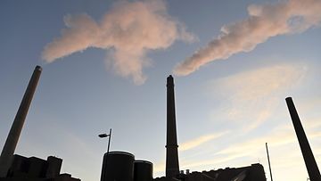 Helenin Salmisaaren voimalaitoksen savupiiput tupruttavat Helsingissä 8. joulukuuta 2021.
