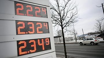 Polttoaineiden hintoja 11. maaliskuuta 2022 Helsingissä Shell Pohjoisrannassa