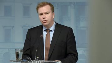 Puolustusministeri Kaikkonen tiedotustilaisuudessa huhtikuussa 2022.
