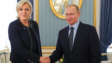 Marine Le Pen kättelee Vladimir Putinia