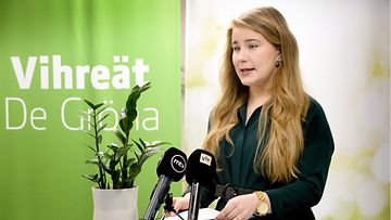 Vihreiden puheenjohtajan sijainen Iiris Suomela vihreiden puoluevaltuuskunnan kokouksessa Helsingissä 19. helmikuuta 2022.