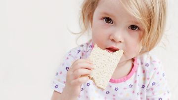 lapsi syö leipää