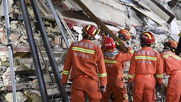 LK 30.4.2022 Pelastajat etsivät eloonjääneitä sortuneesta kuusikerroksisesta rakennuksesta Changshassa, Keski-Kiinan Hunanin maakunnassa.