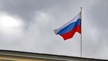 Venäjän lippu rakennuksen katolla.