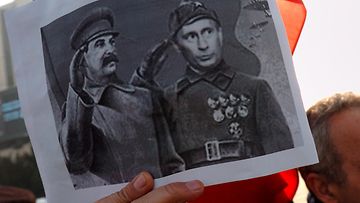 Stalinin ja Putinin kuvat mielenosoituksessa tammikuussa 2008.