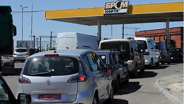 AOP EPA Autot jonottivat huoltoasemalle Lvivissä Ukrainassa 10. toukokuuta 2022, kun maa ilmoitti Venäjän hyökkäyksen aiheuttamasta polttoainepulasta.
