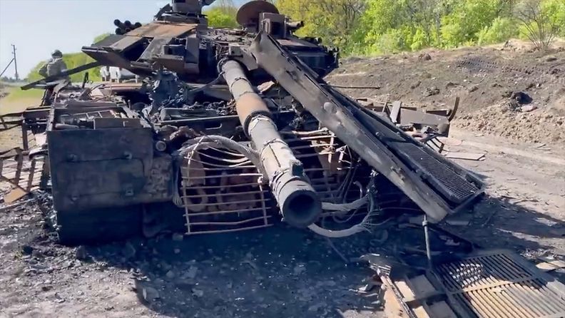 T-90M tuhottu venäläinen tankki Ukrainassa toukokuussa 2022.