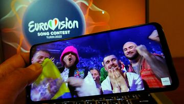 Kännykän näytöllä Ukrainan Euroviisuedustaja Kalush Orschestra.